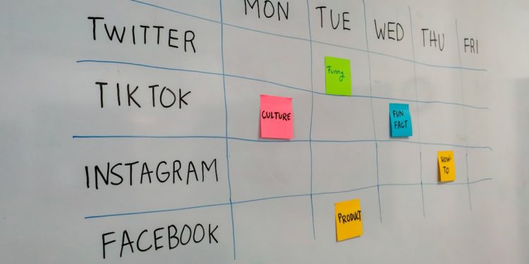 Photo social feed aggregator