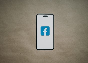 Photo social media feed aggregator