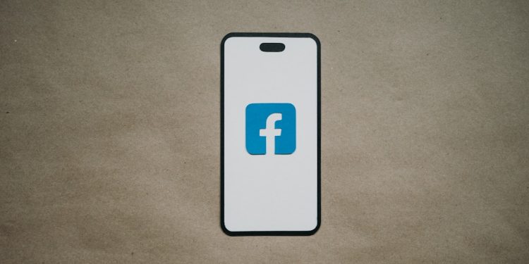 Photo social media feed aggregator